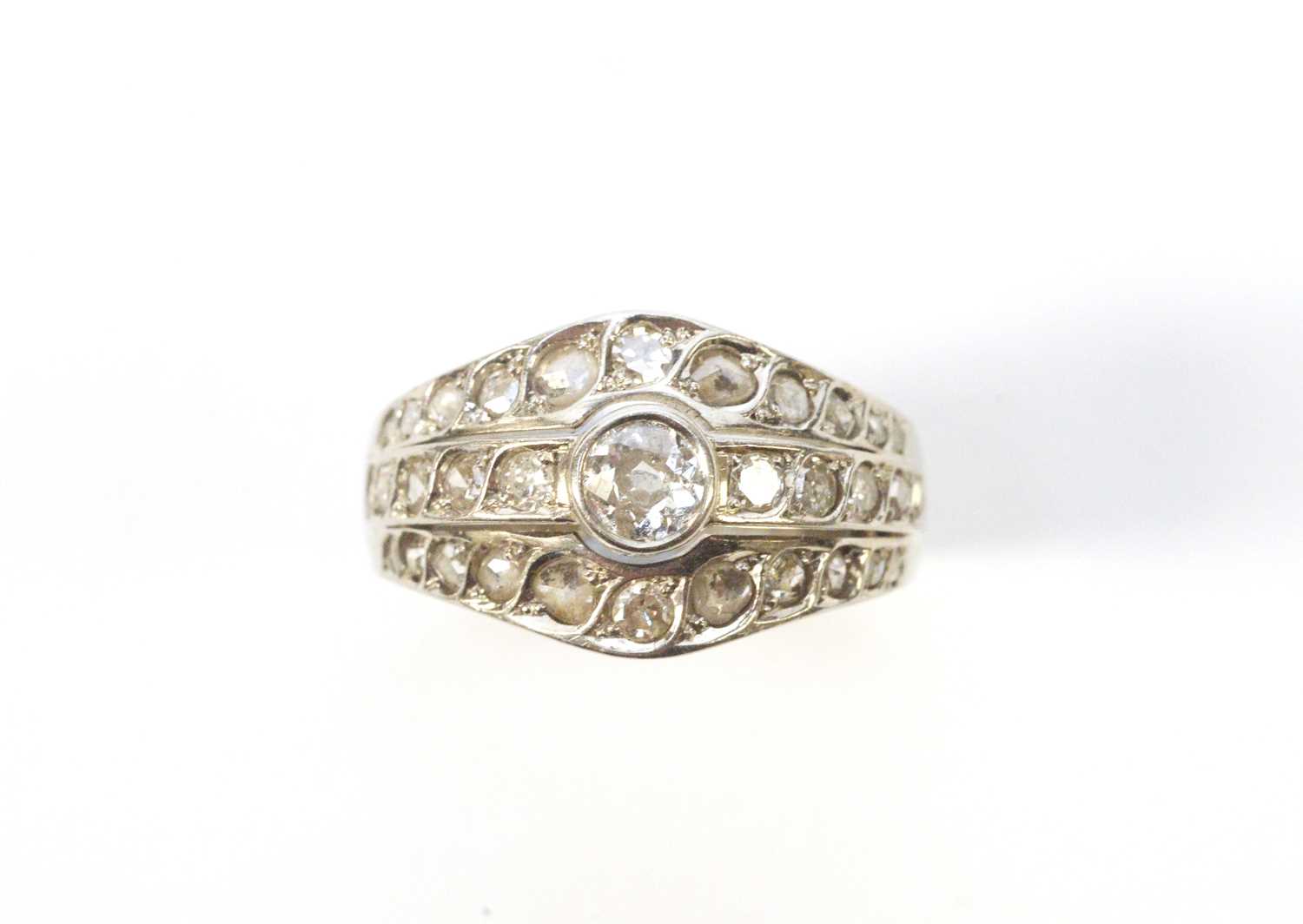Lot 73 - A diamond dress ring