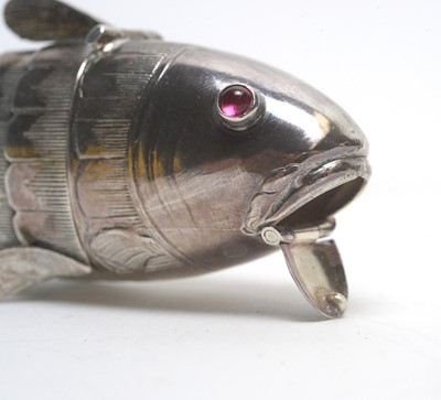 Lot 208 - Early 20th C Danish silver reticulated fish pattern snuff box.