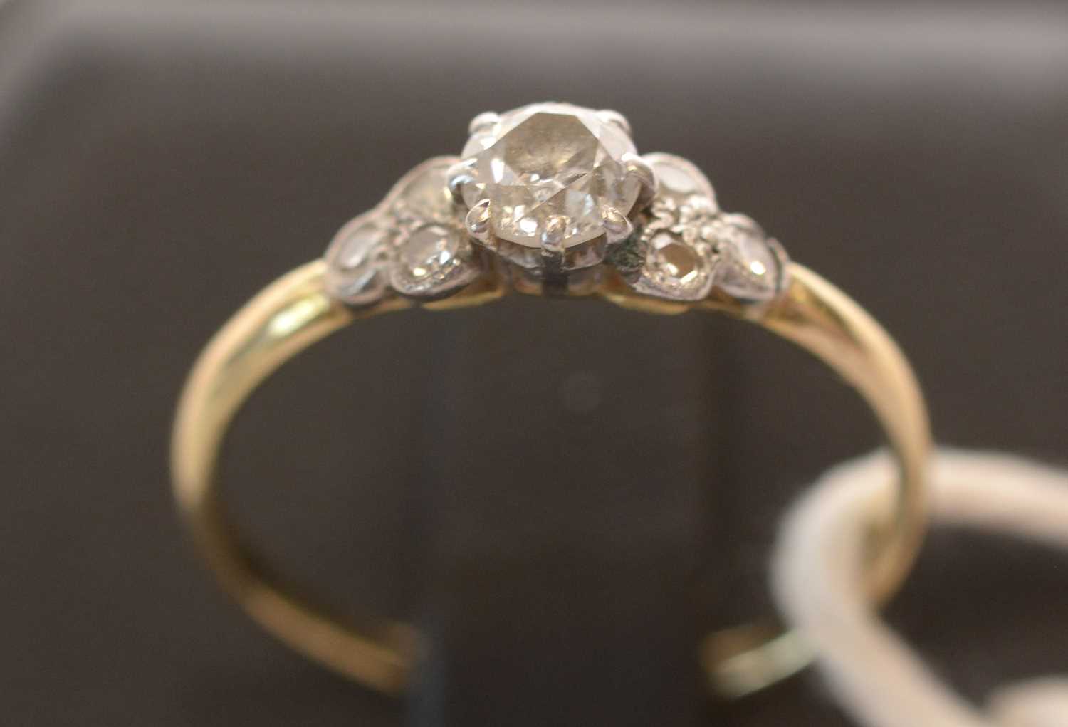 Lot 171 - Diamond dress ring