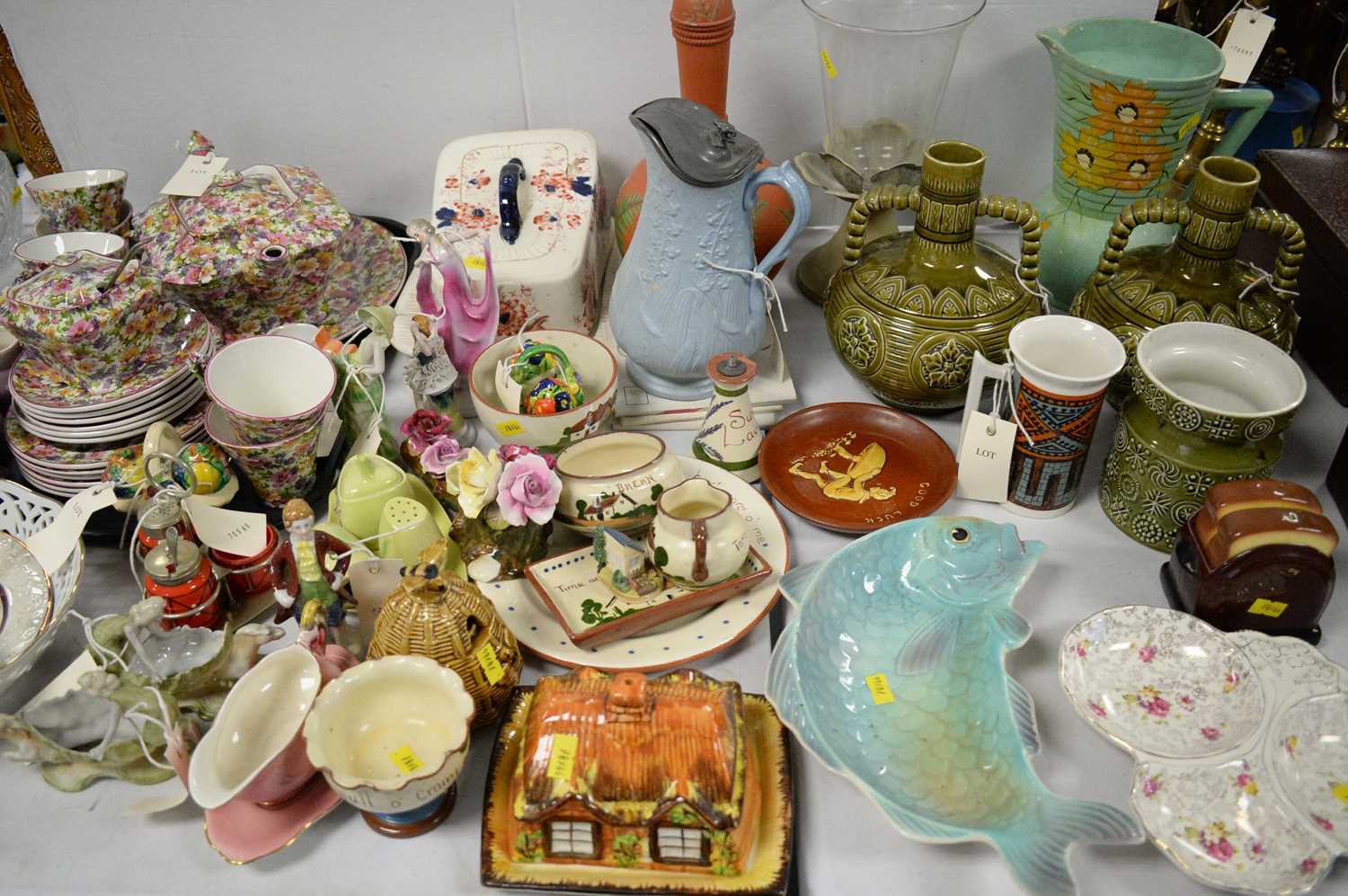 Lot 517 - Household ceramics and other items.