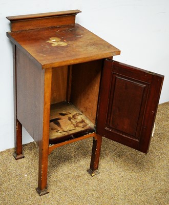 Lot 34 - An early 20th Century Arts & Crafts bedside cabinet