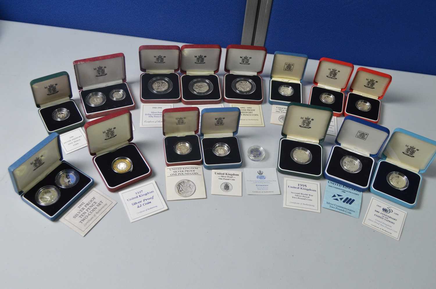Lot 263 - Silver proof 50p's, £1's and others