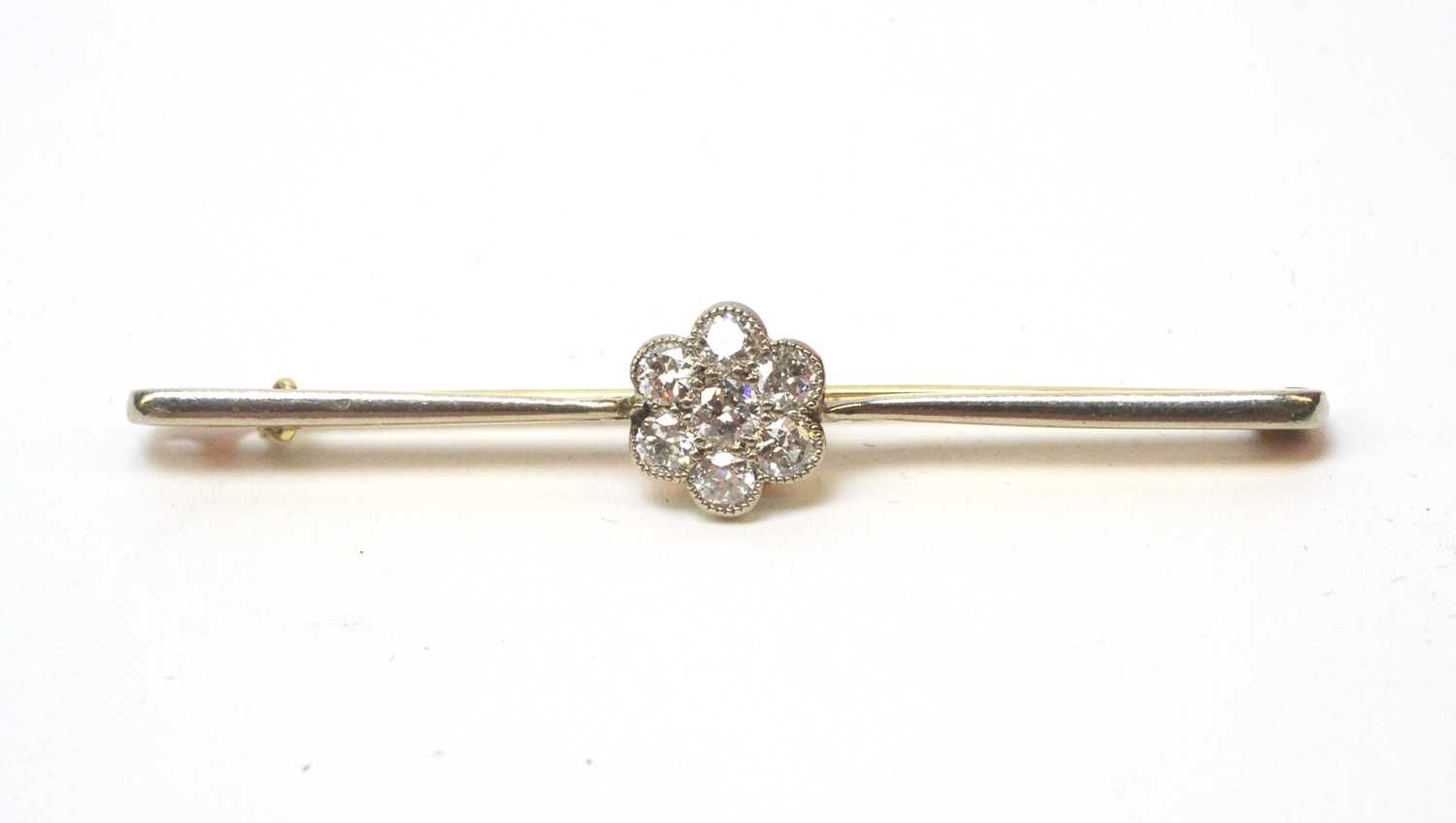 Lot 3 - A diamond cluster ring.