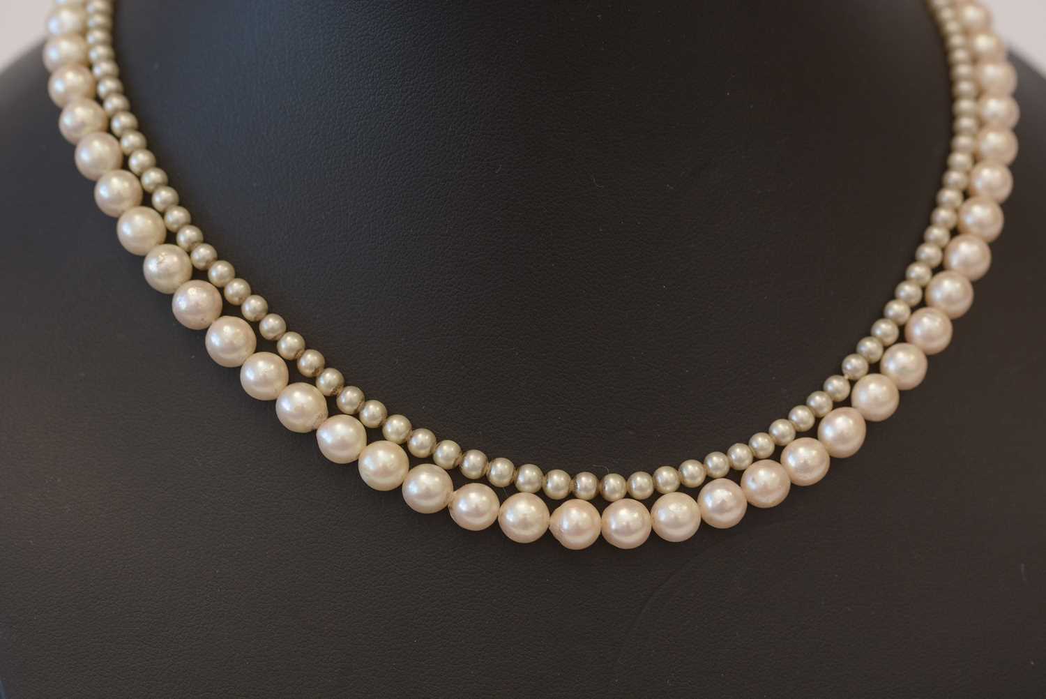 Lot 189 - Cultured pearl necklaces and a brooch