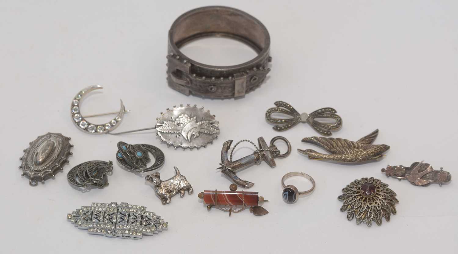 Lot 190 - A selection of silver jewellery