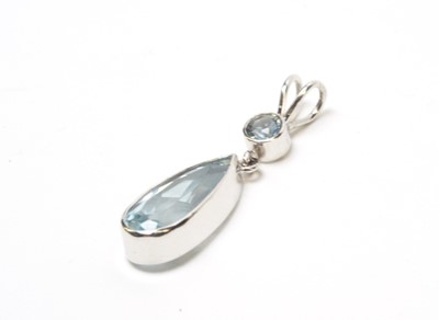 Lot 94 - An aquamarine pendant.