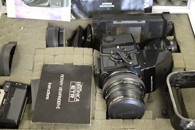 Lot 351 - A Zenza Bronica camera set