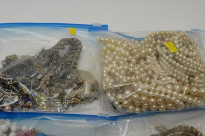 Lot 200 - Large qty of costume jewellery; and a 1970 coin set.