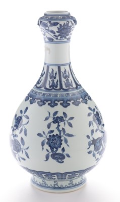 Lot 462 - Chinese blue and white vase