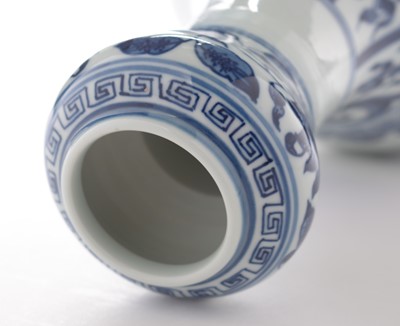 Lot 462 - Chinese blue and white vase