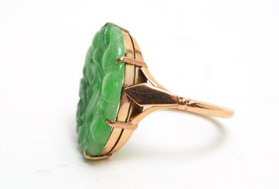 Lot 100 - Carved jade ring