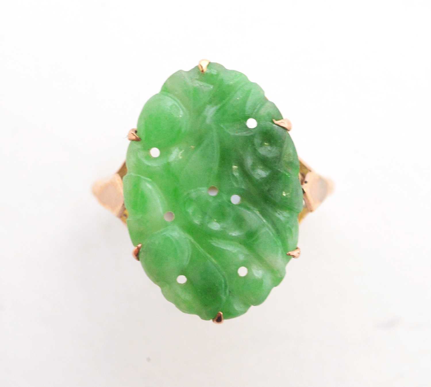 Lot 100 - Carved jade ring