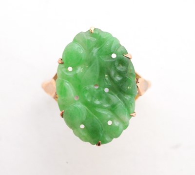 Lot 100 - Carved jade ring