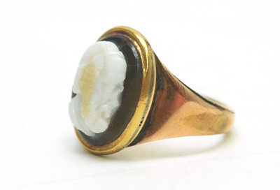 Lot 101 - A carved stone cameo ring