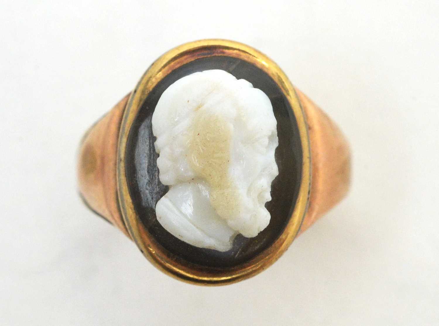 Lot 101 - A carved stone cameo ring