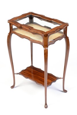 Lot 633 - 20th Century mahogany bijouterie table
