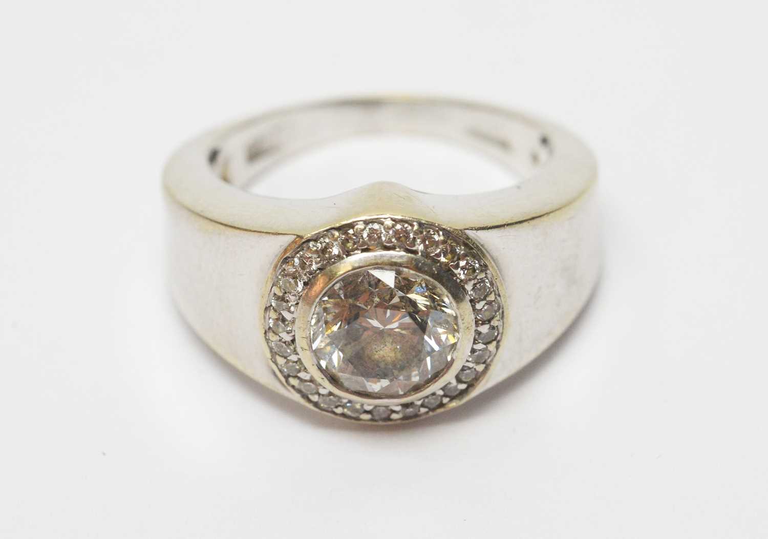 Lot 32 - A diamond cluster ring