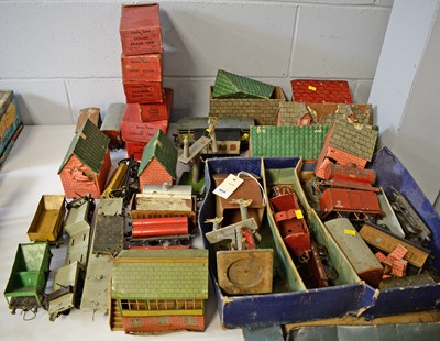 Lot 884 - Qty 0-gauge model railway, and other accessories.