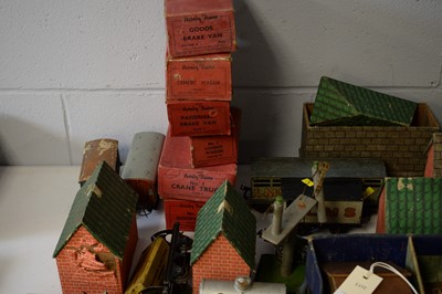 Lot 884 - Qty 0-gauge model railway, and other accessories.