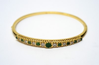 Lot 33 - An emerald and diamond bangle