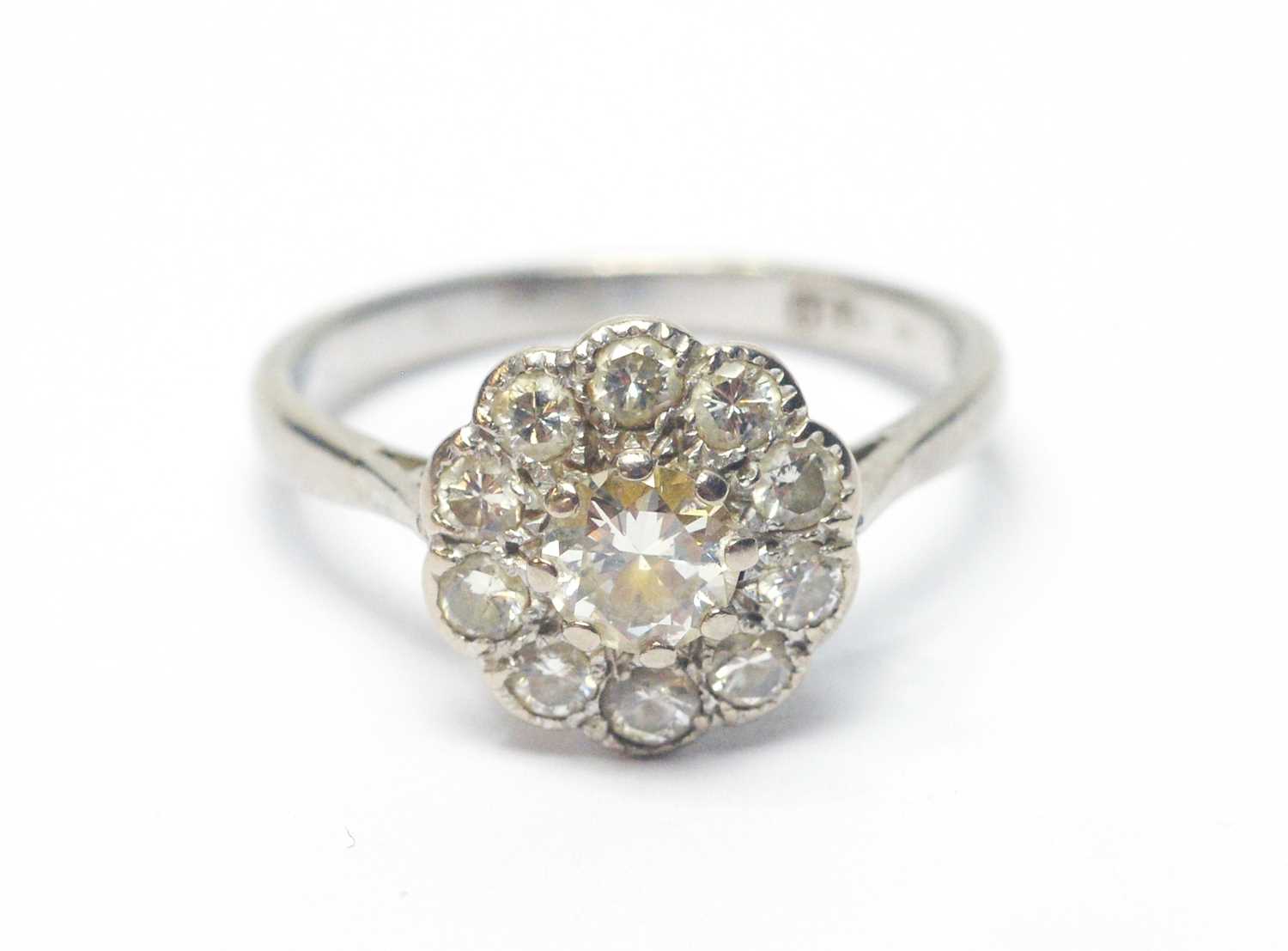 Lot 34 - A diamond cluster ring