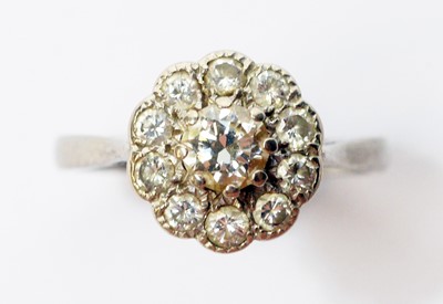 Lot 34 - A diamond cluster ring