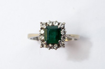 Lot 36 - An emerald and diamond ring