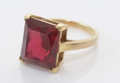 Lot 154 - A synthetic ruby ring.