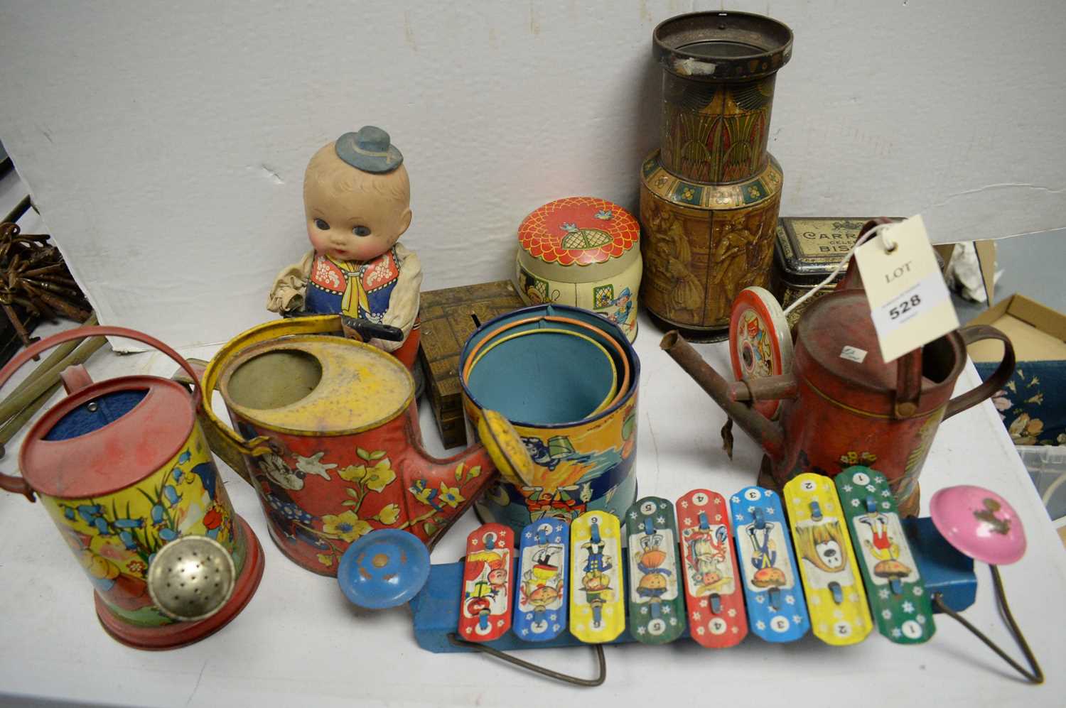Lot 528 - Small quantity of vintage tinplate items.