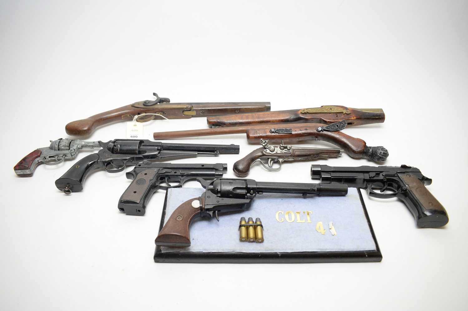 Lot 400 - A collection of weapons