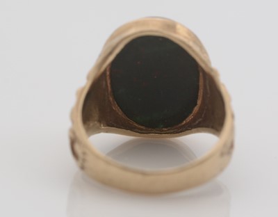 Lot 299 - A gent's bloodstone signet ring.