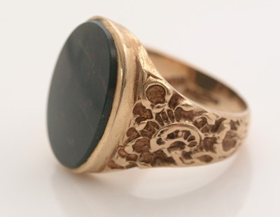 Lot 299 - A gent's bloodstone signet ring.