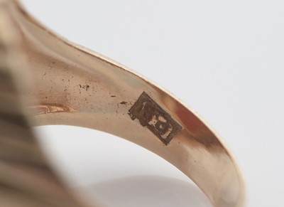 Lot 298 - A gent's carnelian set signet ring.
