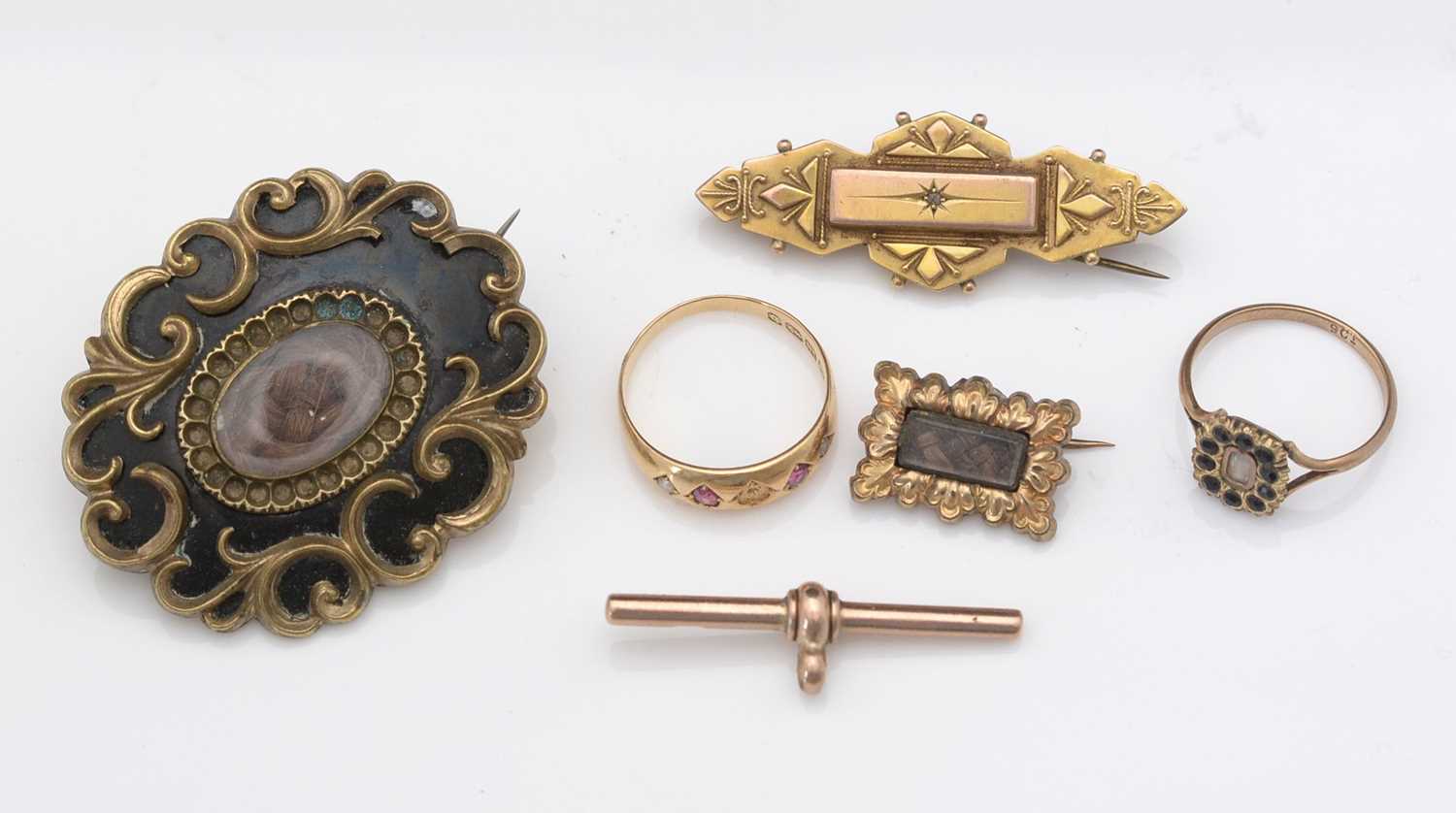 Lot 304 - A selection of jewellery items.