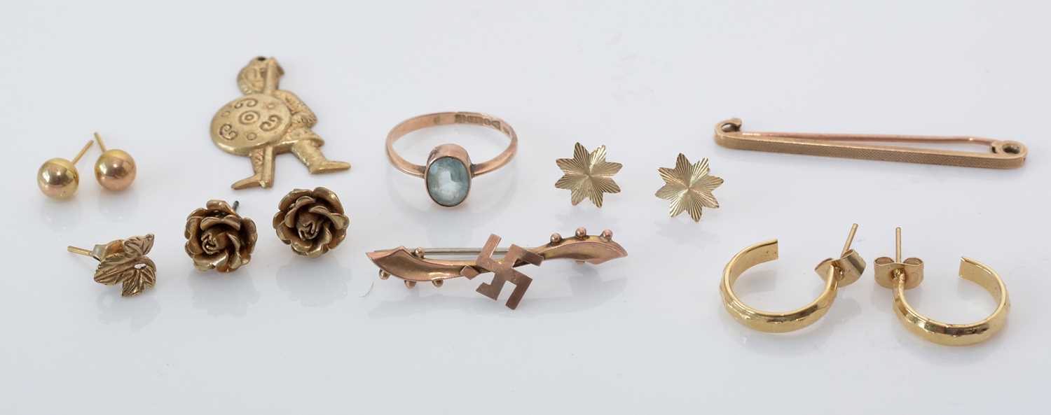 Lot 281 - Selection of gold and yellow metal jewellery.