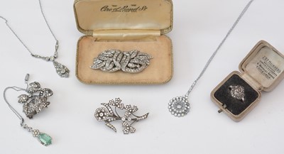Lot 318 - Selection of paste set costume jewellery.