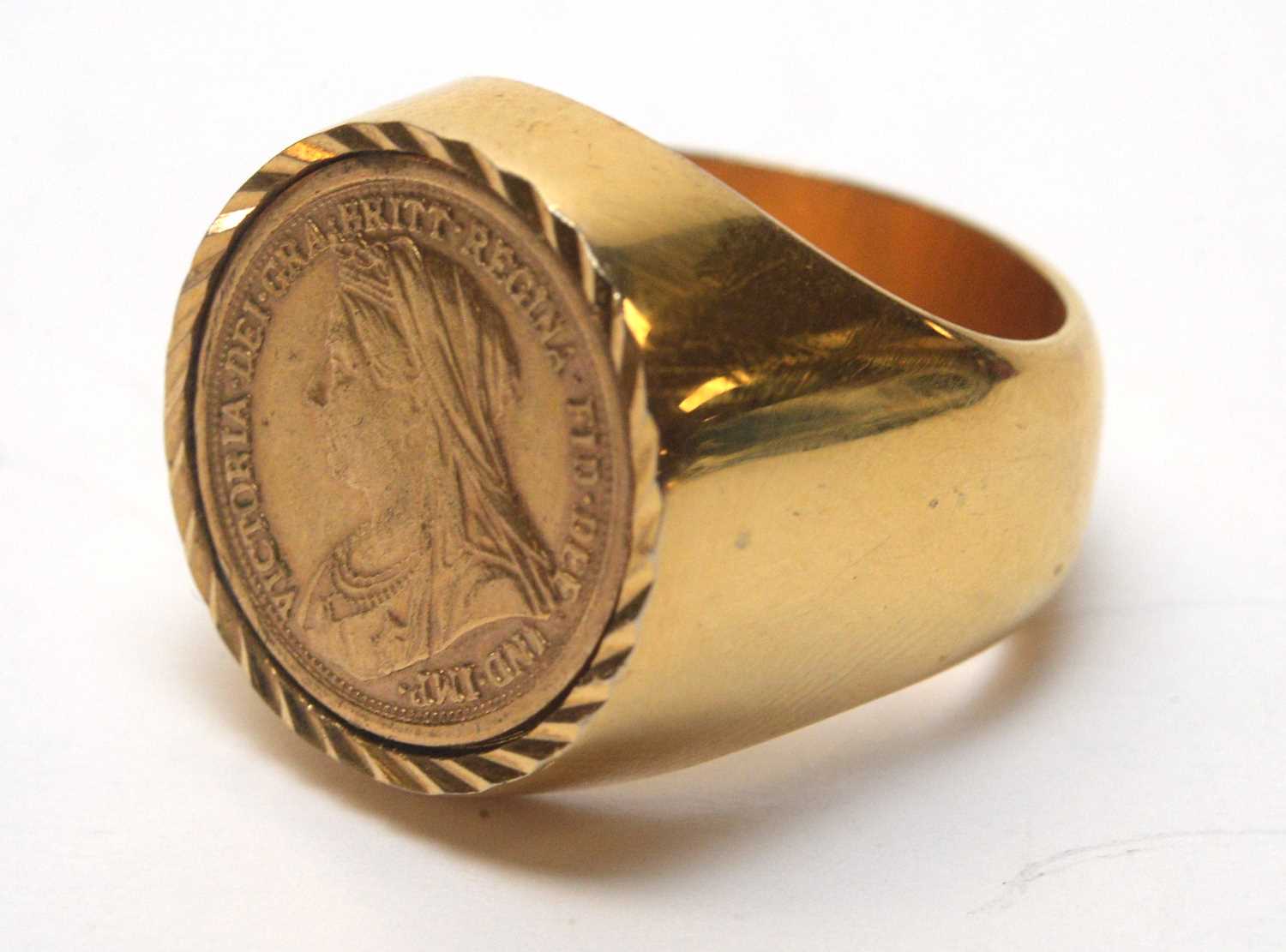 Lot 214 - Gold half sovereign ring