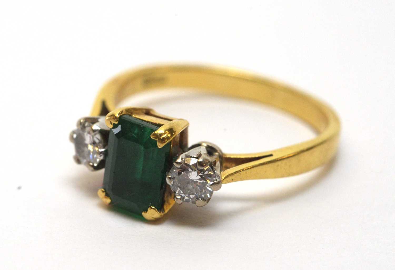Lot 231 - An emerald and diamond ring
