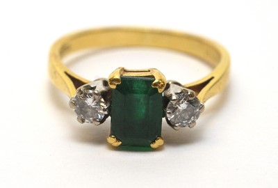 Lot 231 - An emerald and diamond ring