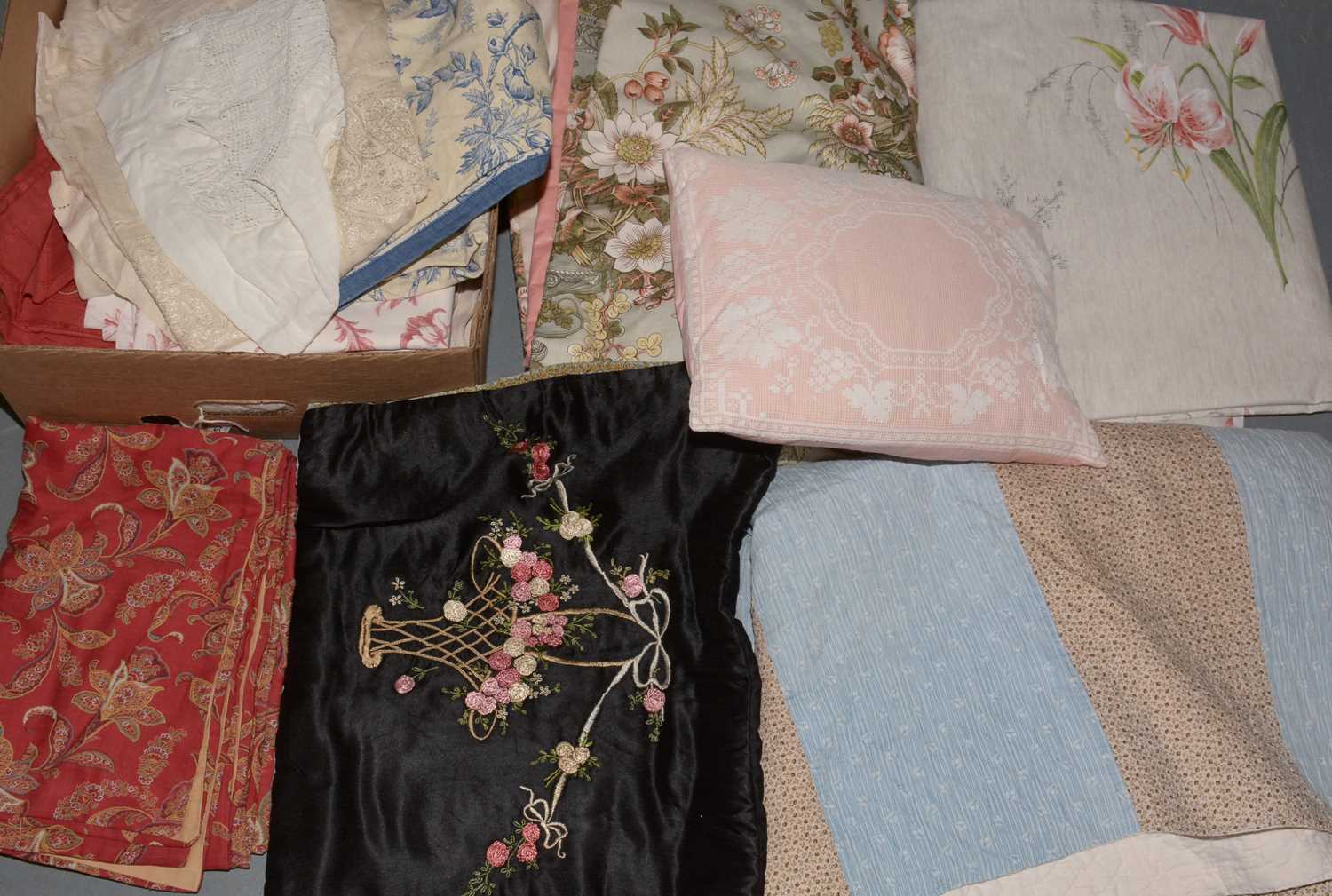 Lot 625 - Mixed selection of fabrics.