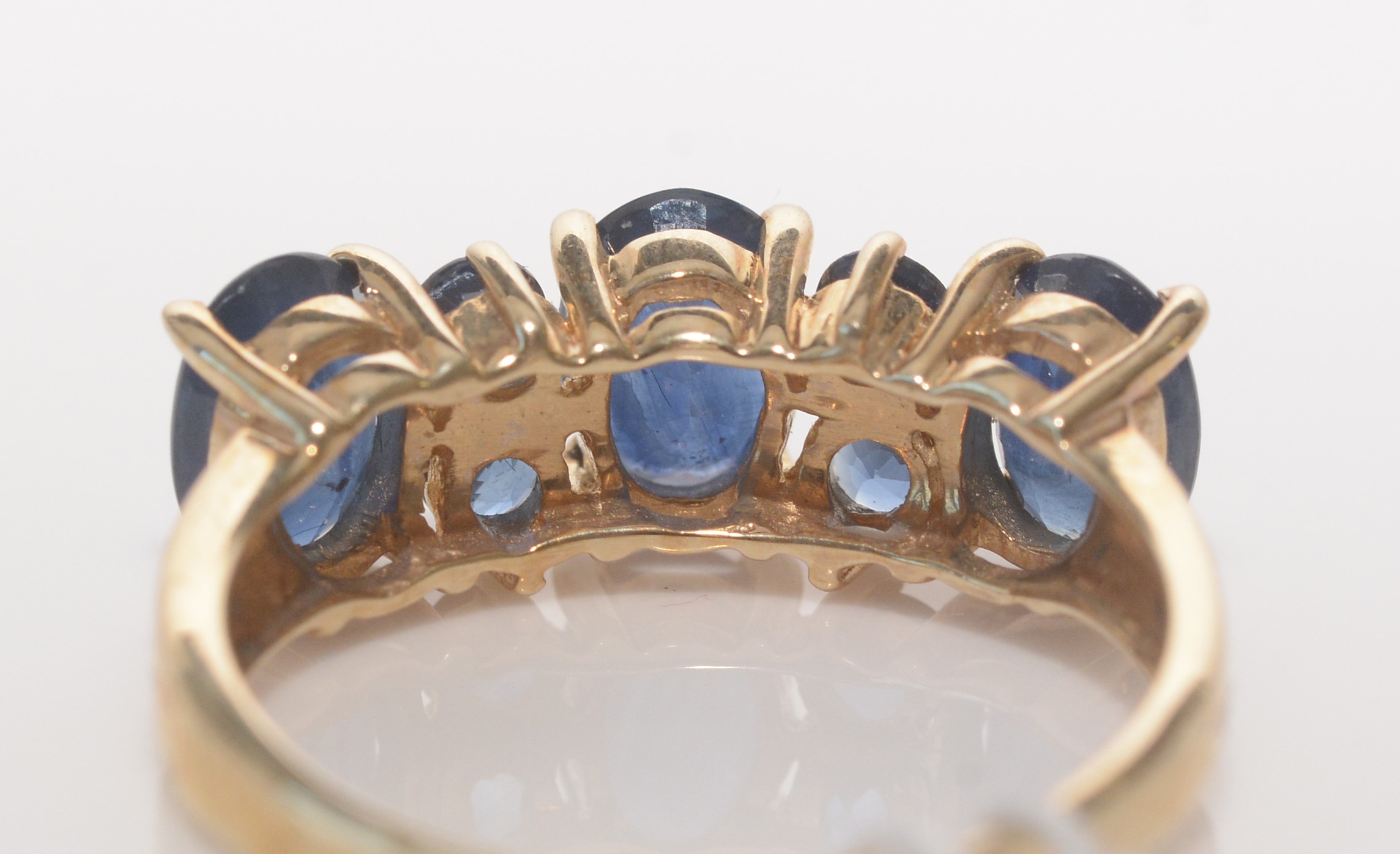 Lot 186 Sevenstone Kanchanaburi sapphire ring.