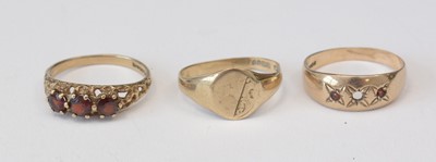 Lot 176 - A selection of gold rings; brooches; etc.