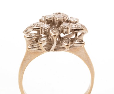 Lot 34 - A diamond dress ring