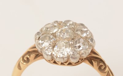 Lot 43 - A Victorian diamond cluster ring