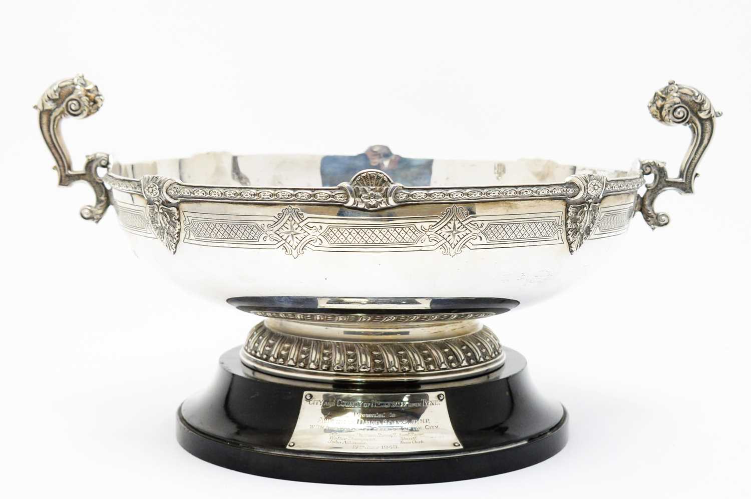 Lot 194 - A George V silver pedestal bowl