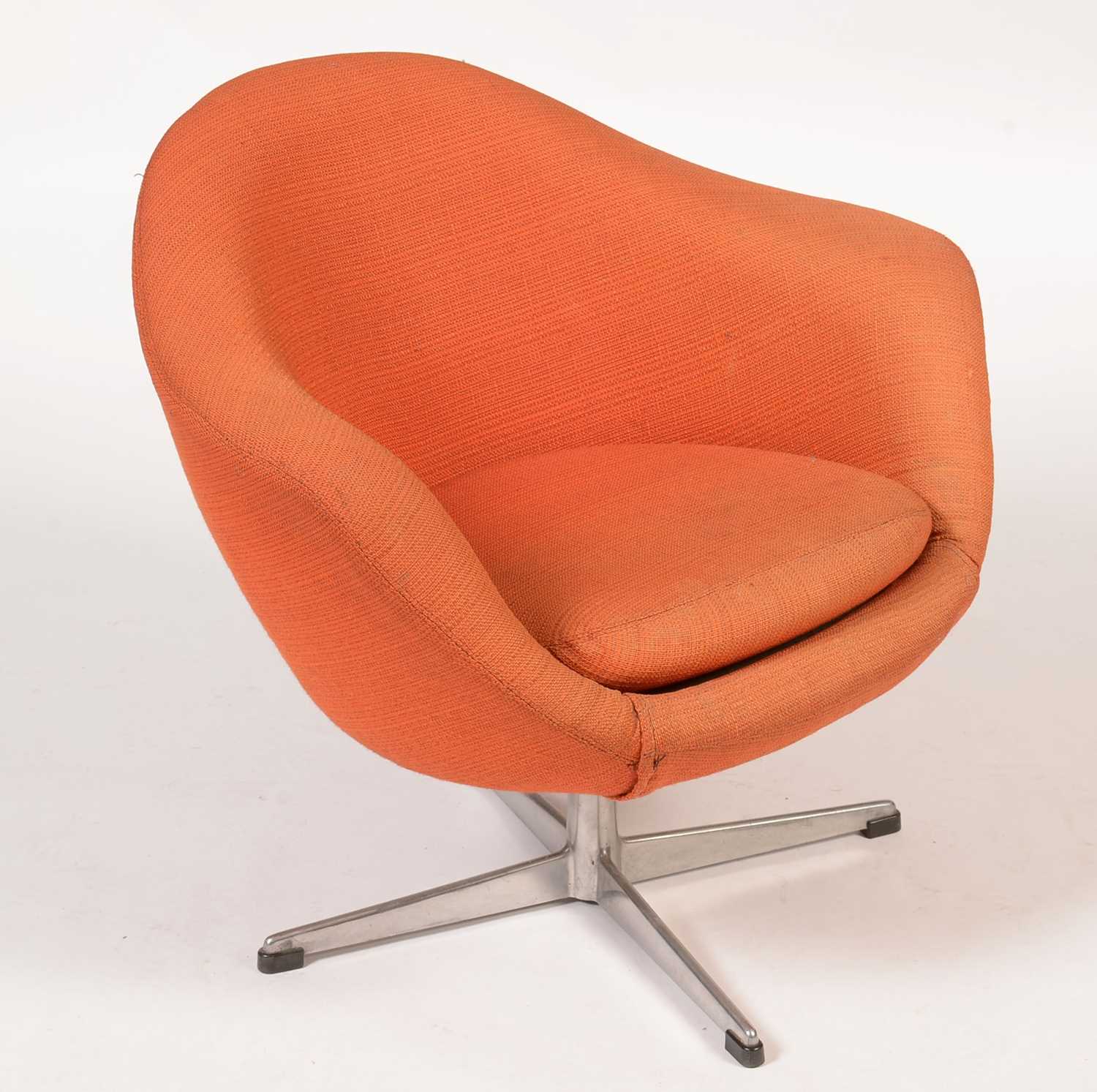 Lot 793 - Foam egg-style swivel chair.