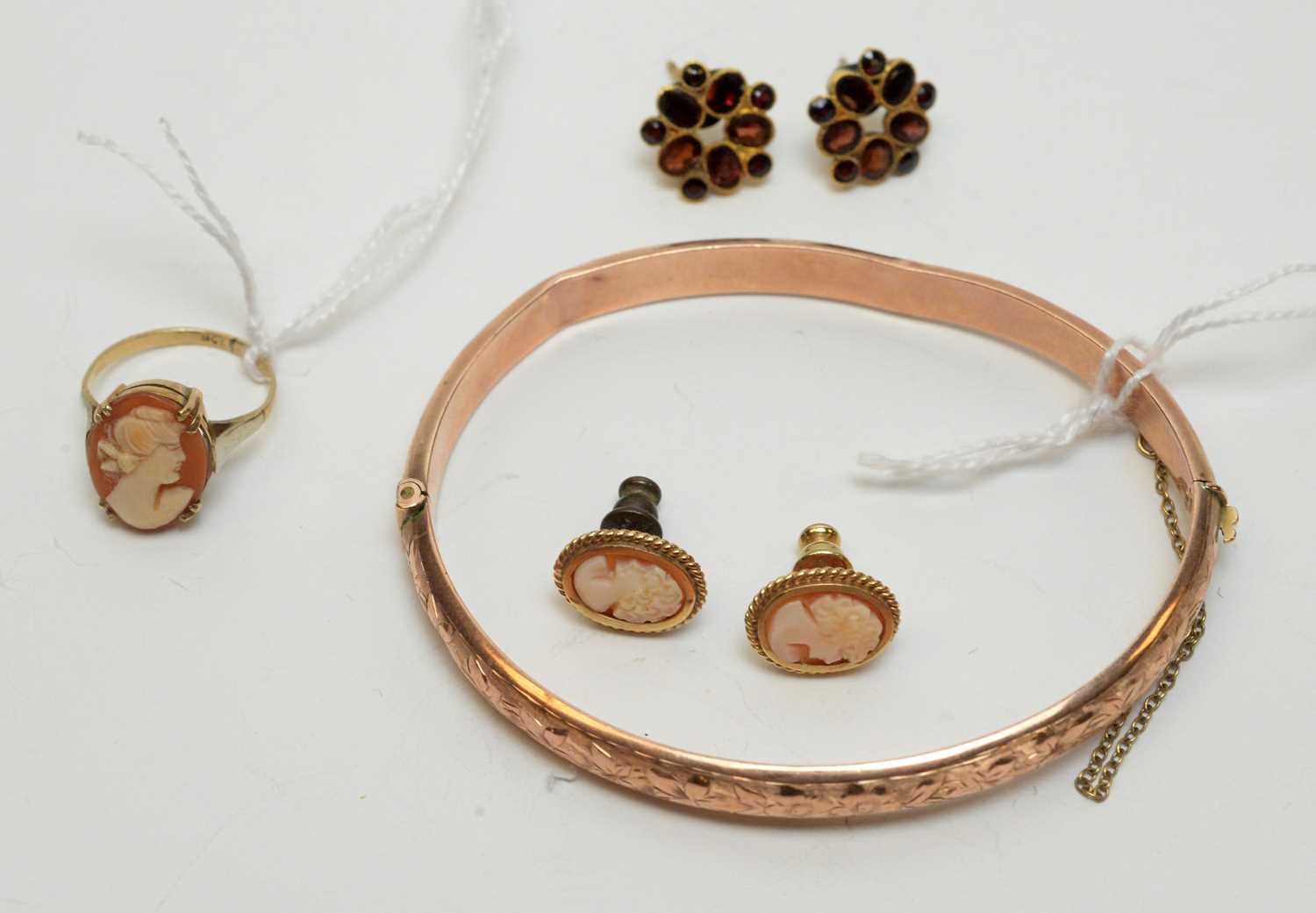 Lot 228 - 9ct gold bangle; cameo and garnet jewellery