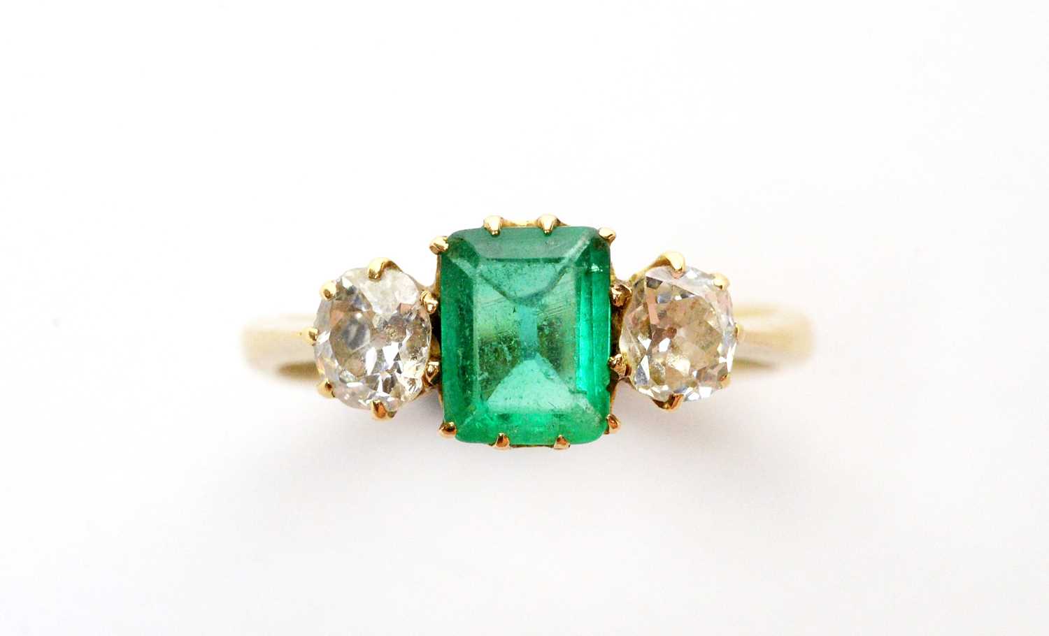 Lot 6 - An emerald and diamond ring