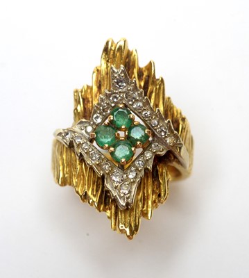 Lot 7 - An emerald and diamond ring