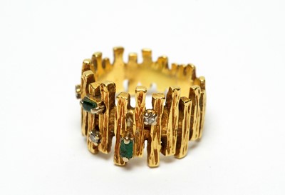 Lot 8 - An emerald and diamond ring